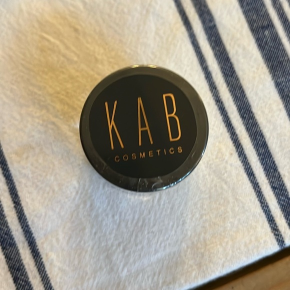 New KAB Cosmetics Translucent Loose Setting Powder - Picture 2 of 4